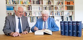 Der Universitätspräsident Professor Ulrich Bartosch mit Professor Oberreuter (Foto: Uni Passau)